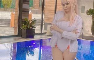 原图投放！Alina Becker把制服穿成了流行风！